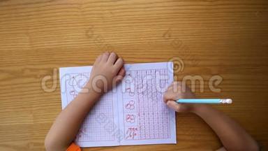 孩子通过以下指南学会写阿拉伯数字